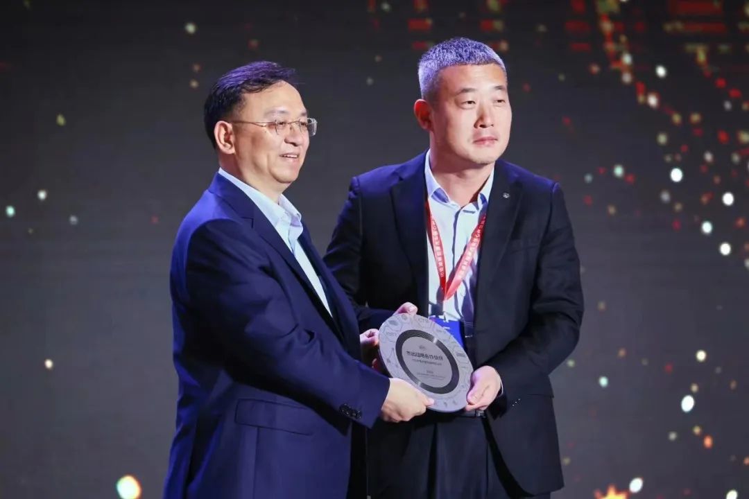 TCL华星车载屏品质交付，获比亚迪“杰出战略合作伙伴”大奖
